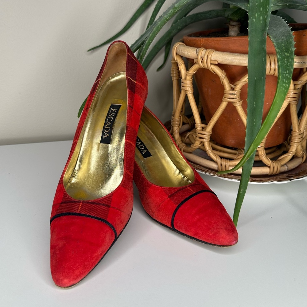 Vintage ESCADA Red Plaid Suede Kitten Heels Pumps 8 B Made in Italy Leather Sole - Picture 1 of 13